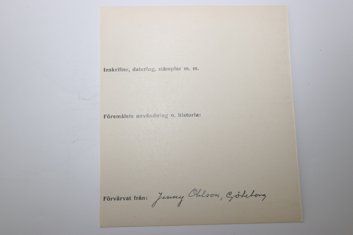 Urkedja av hår med silverbeslag. Med fyrkantig berlock med ingraverade blommor på ena sidan och en sköld på en den andra. Med en platta med ingraverat ”Minne”. - Stämpel B 7 = 1904, W. övriga stämplar oläsbara. -