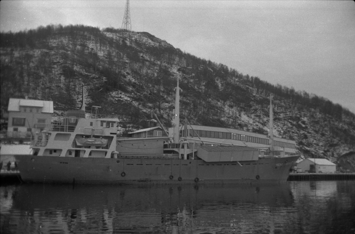 Kystbåt med forskjøvet last ved Egersund havn, ca. 1975.