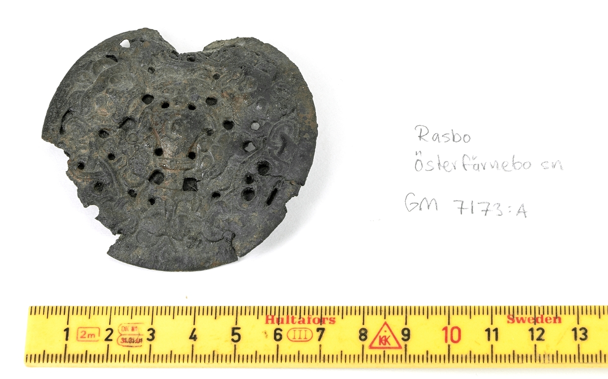 Gravfynd, järnålder. Runt spänne, troligtvis vikingatid.