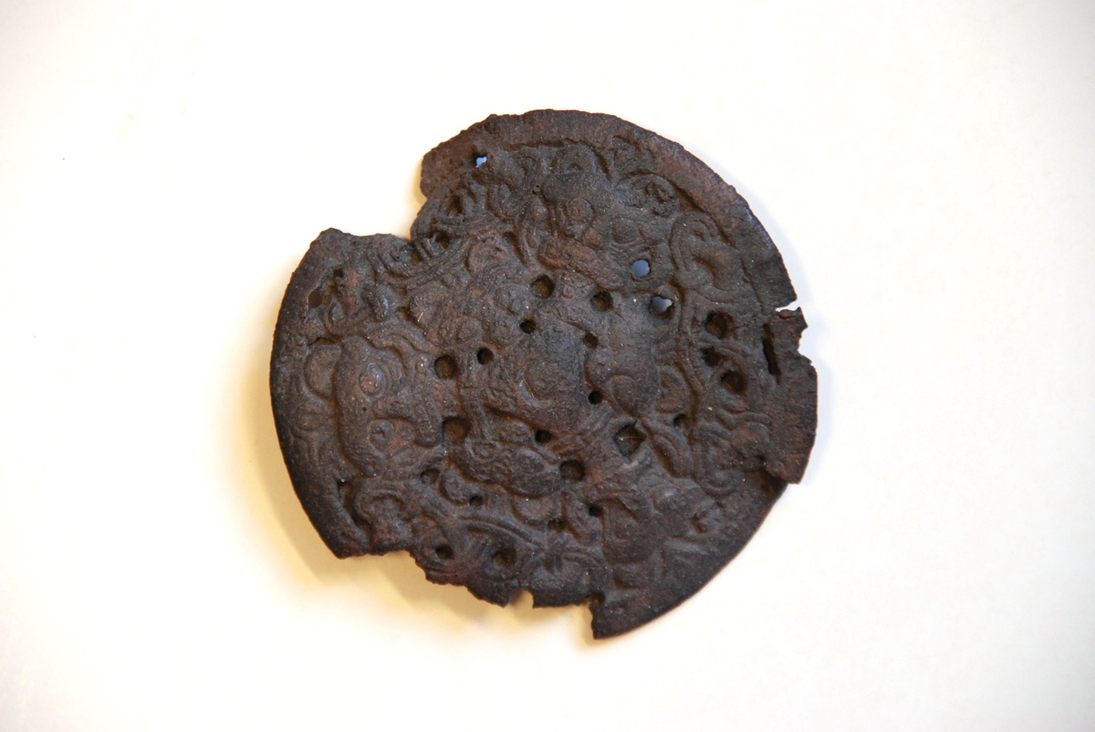 Gravfynd, järnålder. Runt spänne, troligtvis vikingatid.