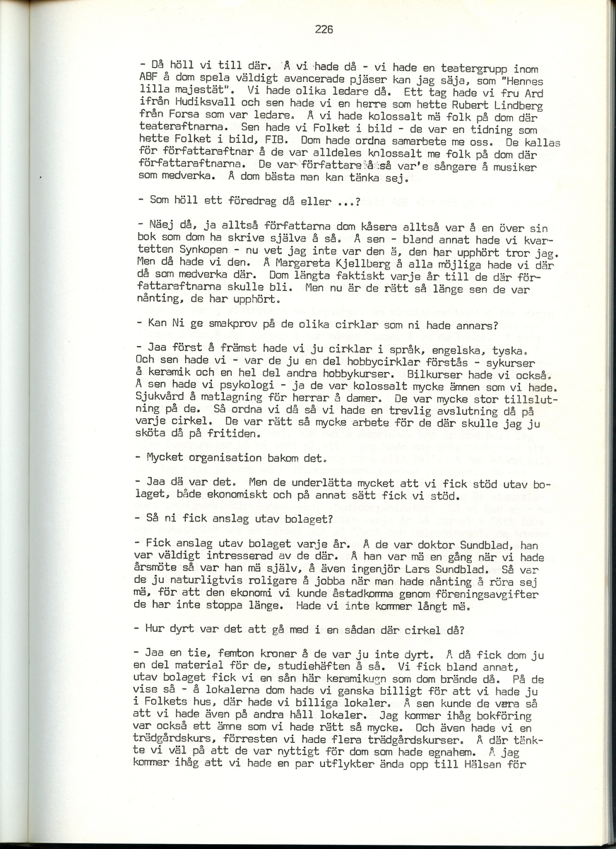 Helge Sinderström, född 1900, berättar om sina minnen från Iggesund, Hälsingland. Intervjun är utförd av Barbro Bursell 1971.