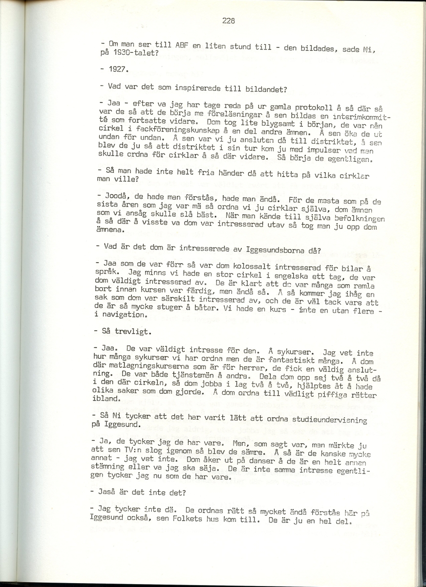 Helge Sinderström, född 1900, berättar om sina minnen från Iggesund, Hälsingland. Intervjun är utförd av Barbro Bursell 1971.