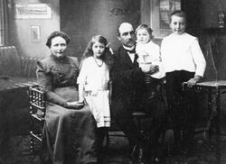 Familien Erlandsen fra Harstad. Mora er Anna Sofie Hermansen