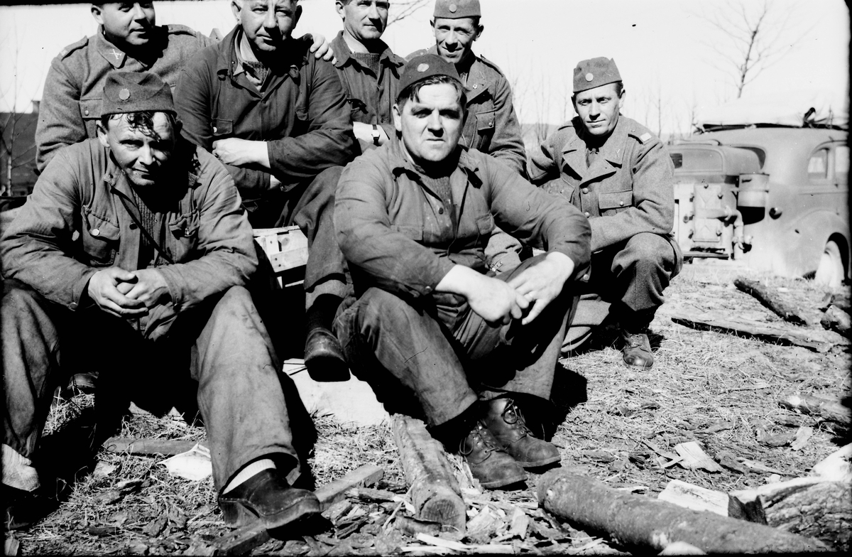 Erik "Kloar-Erik" Andersson sittande längst till vänster tillsammans med en grupp beredskapsmän. Erik vaktade Radiostationen i Grimeton ca 1941. Notera gengasanordningen på lastbilen till höger.
