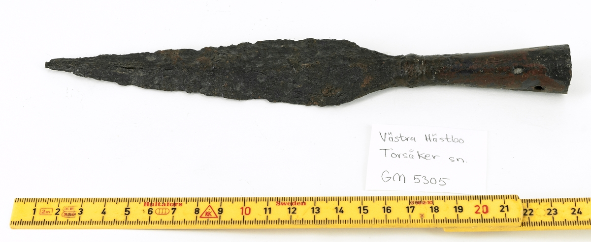 Spjutspets av järn, med holk.