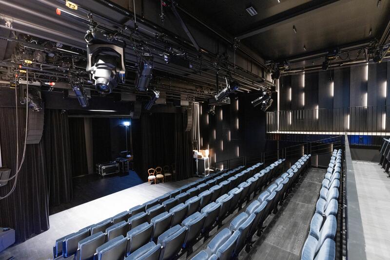 En tom teatersal med moderne lyd og lysanlegg.