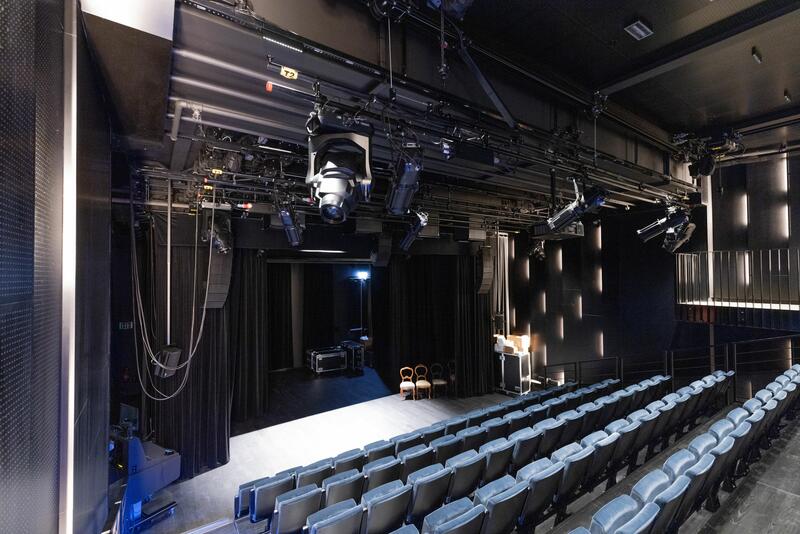 En tom teatersal med seterader og moderne lyd- og lysanlegg.