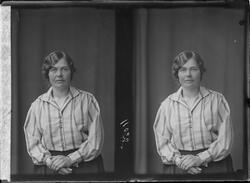 Dobbelportrett av kvinne sittende i studio. Portrettet til h