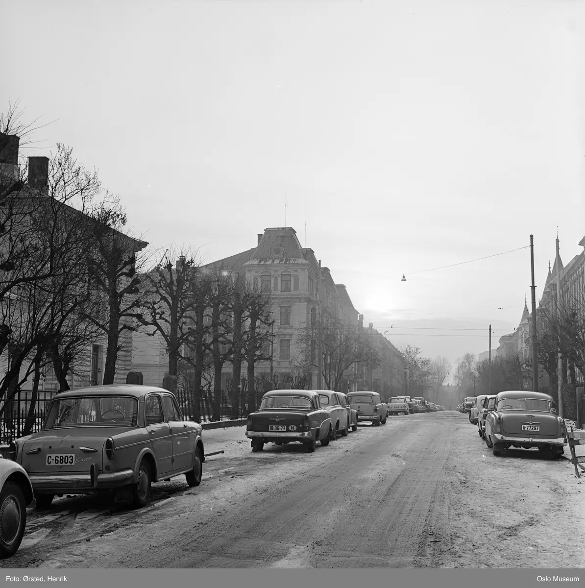 gate, parkerte biler, trafikk, bygårder