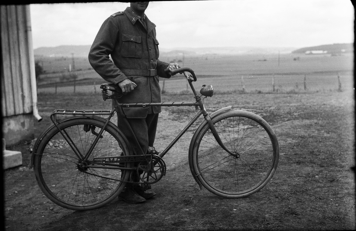 En militär stöttar en Monarkcykel för fotograferingen.