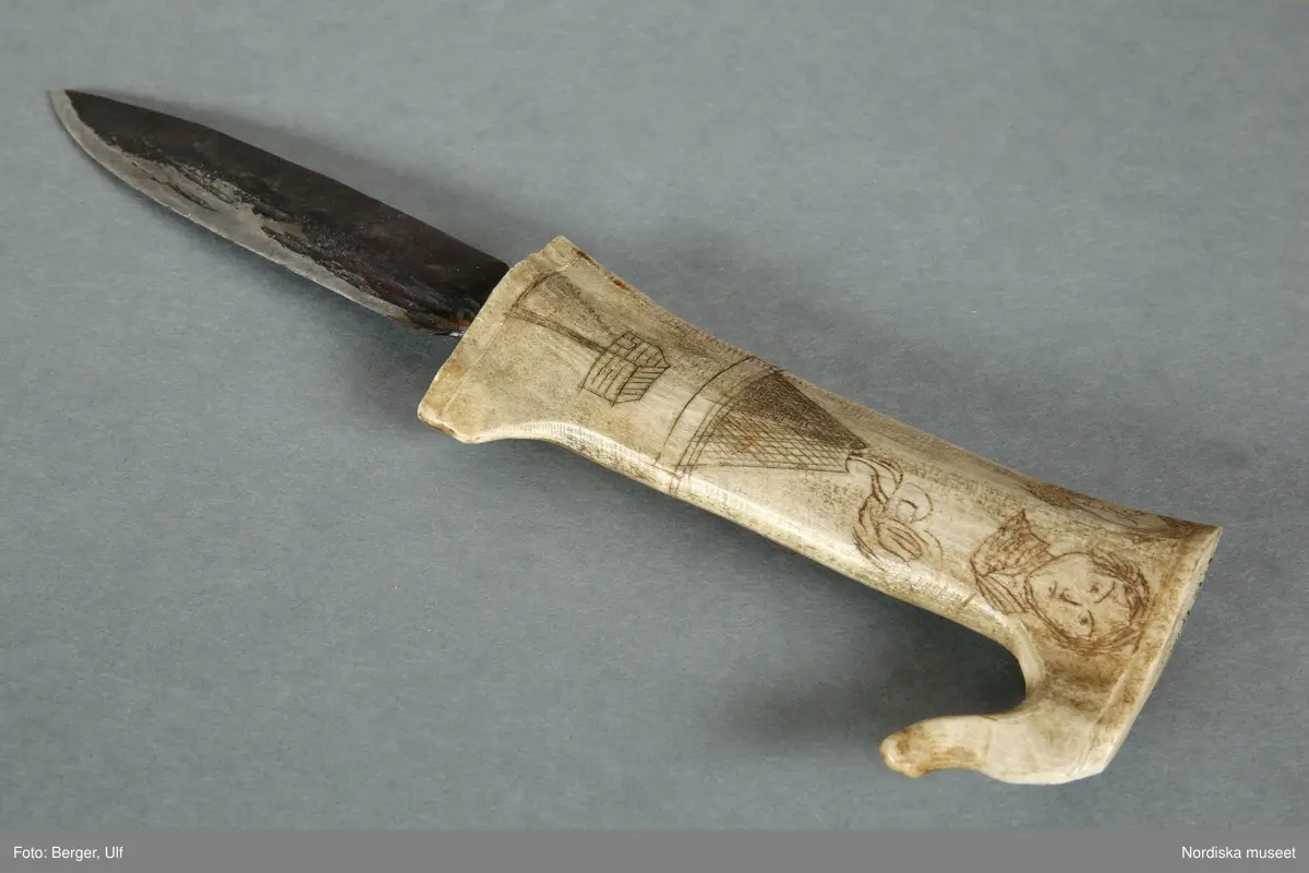 Huvudliggaren:
"Knif fr. Pite lappmark. Med renhornsskaft, sådan de af Arjeplougs-lappar begagnas. G[åva] af rådman J. G. Jonsson i Pite. Ank. 9/7 1877."
