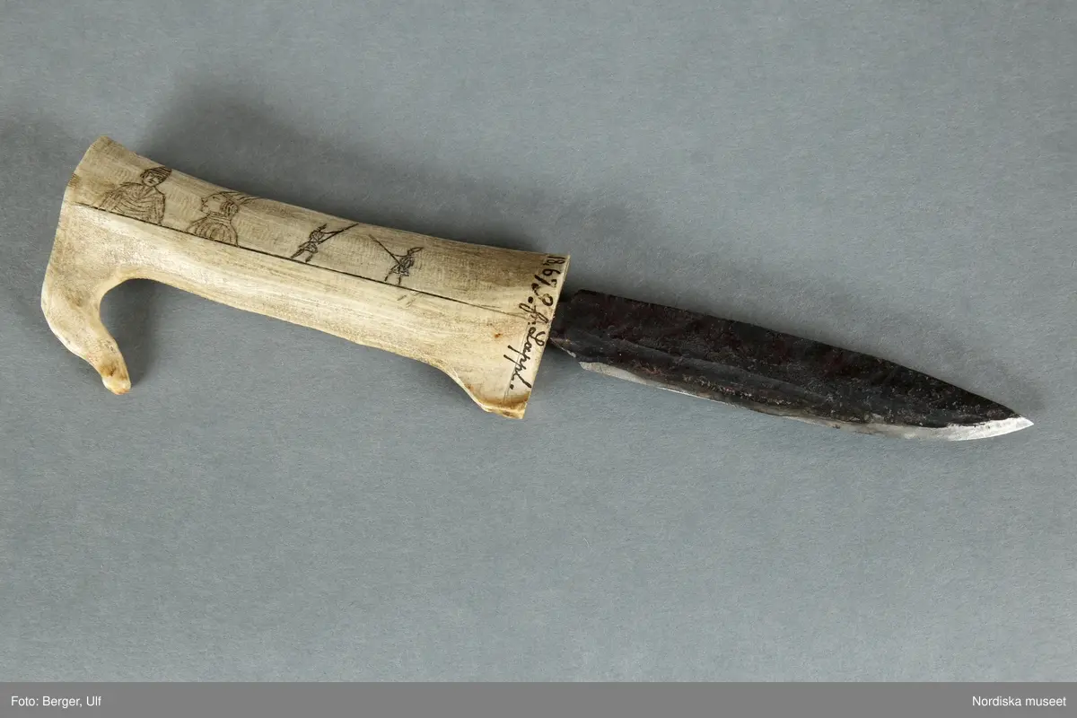 Huvudliggaren:
"Knif fr. Pite lappmark. Med renhornsskaft, sådan de af Arjeplougs-lappar begagnas. G[åva] af rådman J. G. Jonsson i Pite. Ank. 9/7 1877."