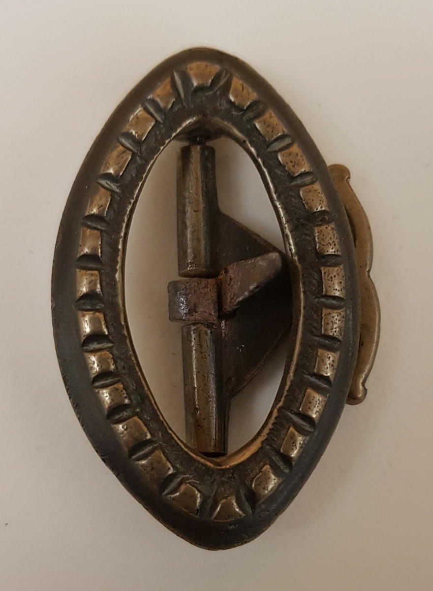 Sex spännen av mässing, järn eller vitmetall, delvis defekta.

Från Dalsland.