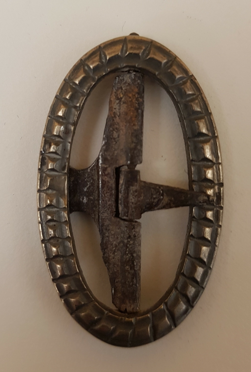 Sex spännen av mässing, järn eller vitmetall, delvis defekta.

Från Dalsland.