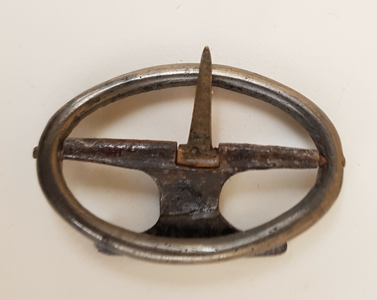 Sex spännen av mässing, järn eller vitmetall, delvis defekta.

Från Dalsland.
