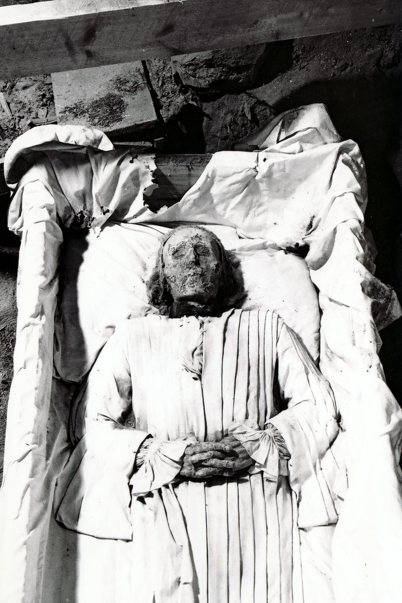 Bilde frå gravkjellaren under Bø gamle kyrkje.