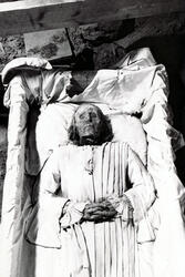 Bilde frå gravkjellaren under Bø gamle kyrkje.