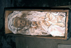 Graver under Ringebu stavkyrkje.