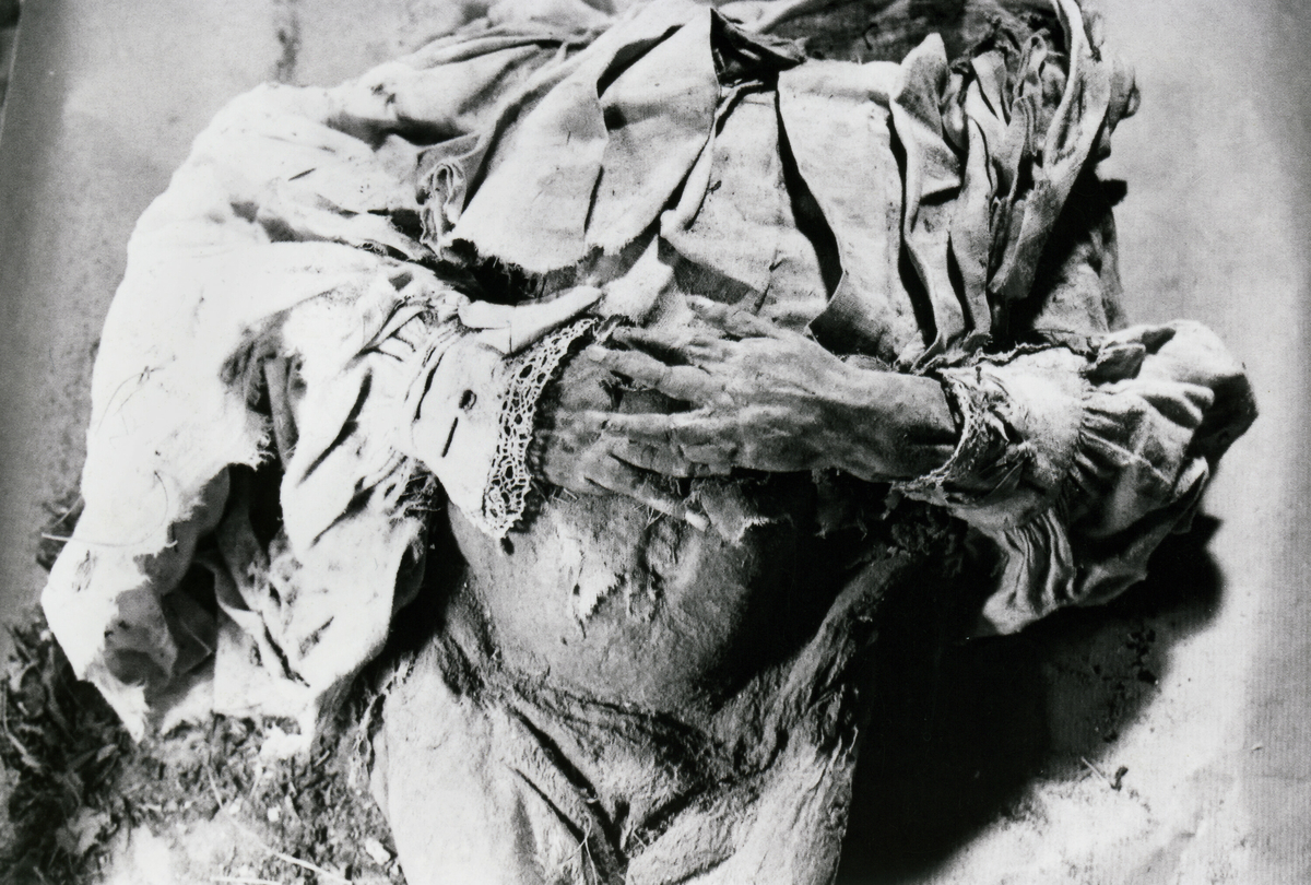 Bilde frå gravkjellaren under Bø gamle kyrkje.