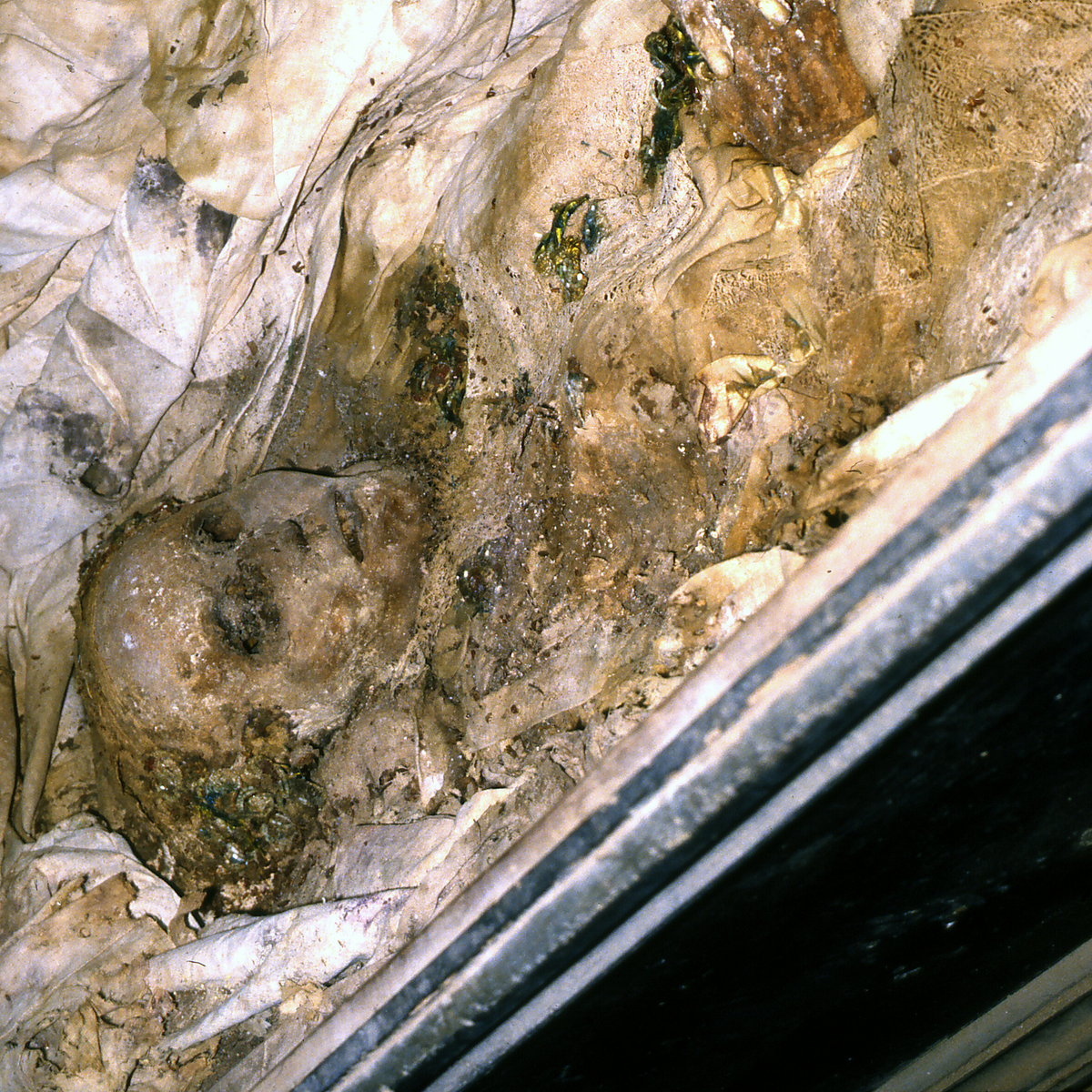 Bilde frå gravkjellaren under Bø gamle kyrkje.