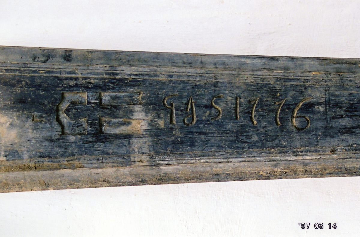 Bilde frå gravkjellaren under Bø gamle kyrkje.