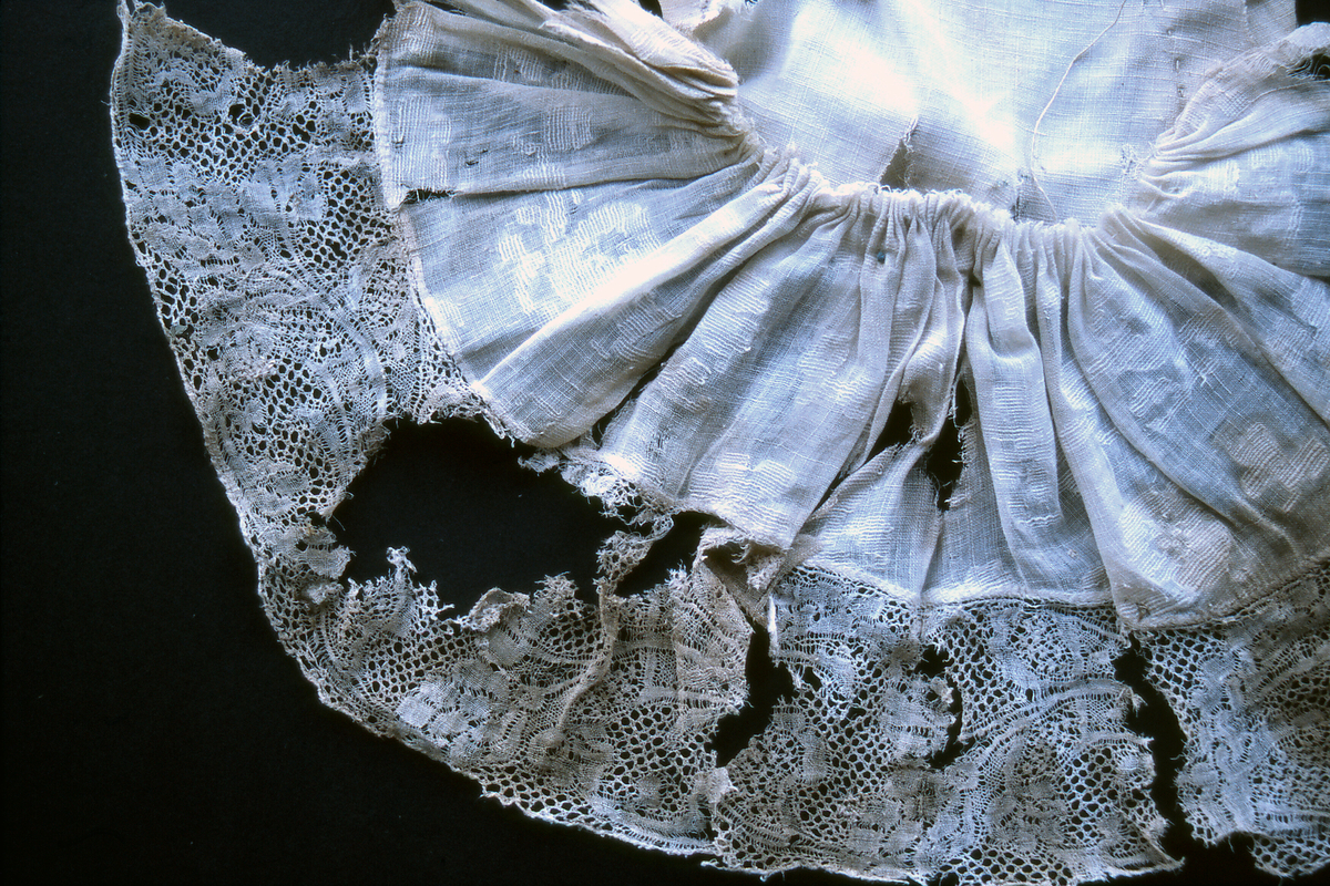 Bilde frå gravkjellaren under Bø gamle kyrkje.