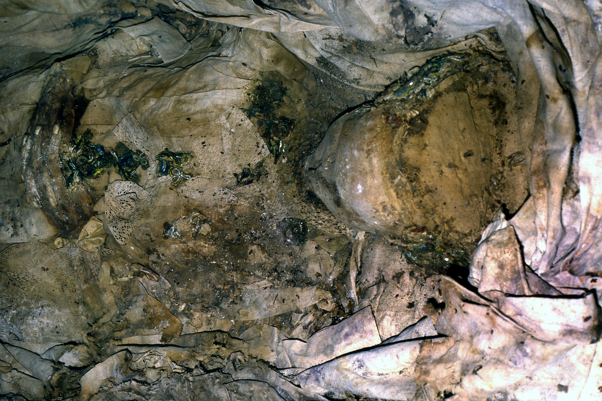 Bilde frå gravkjellaren under Bø gamle kyrkje.