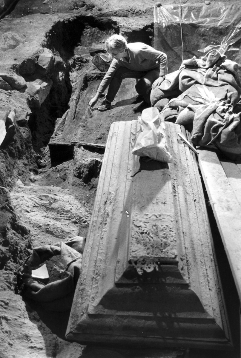 Bilde frå gravkjellaren under Bø gamle kyrkje.