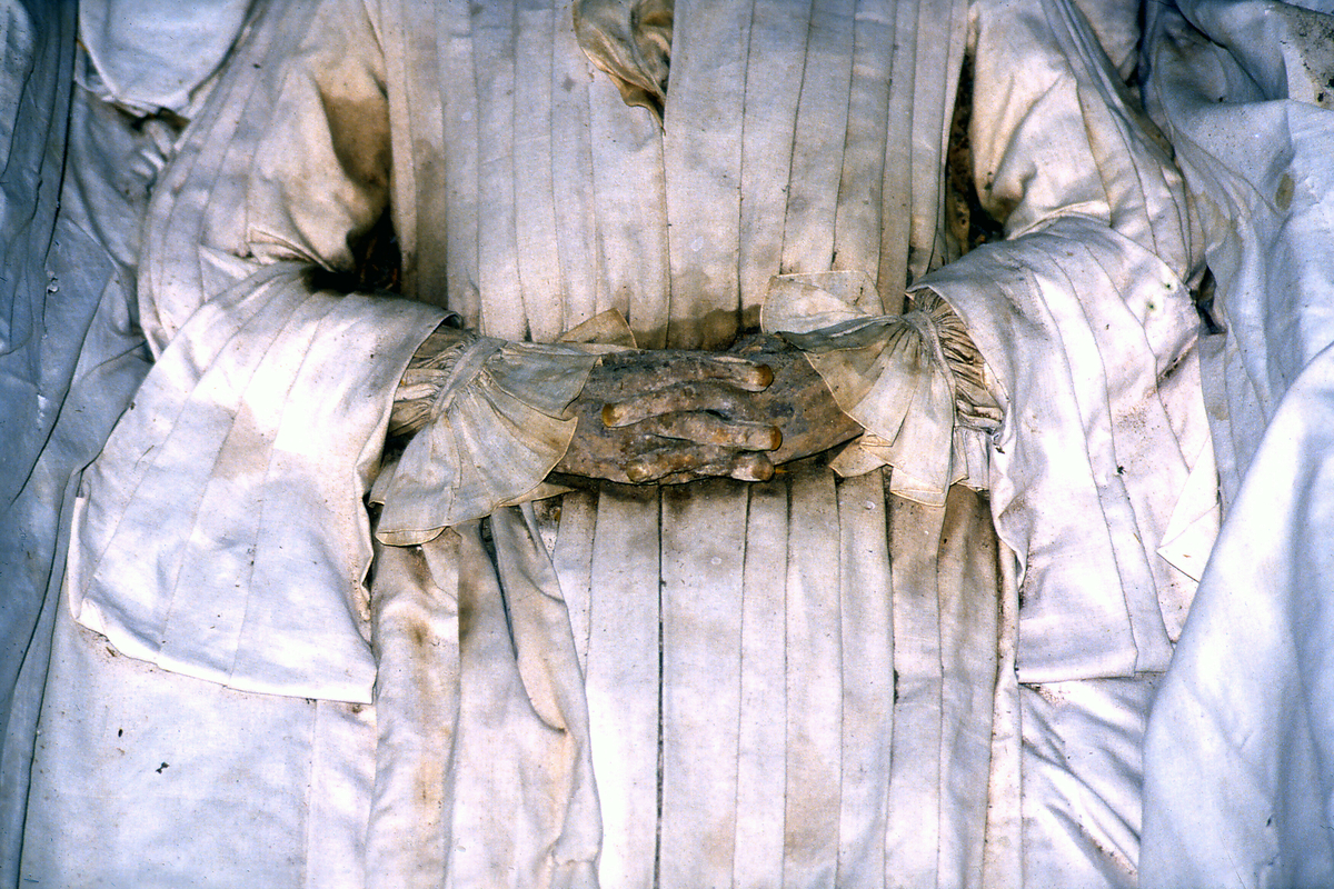 Bilde frå gravkjellaren under Bø gamle kyrkje.