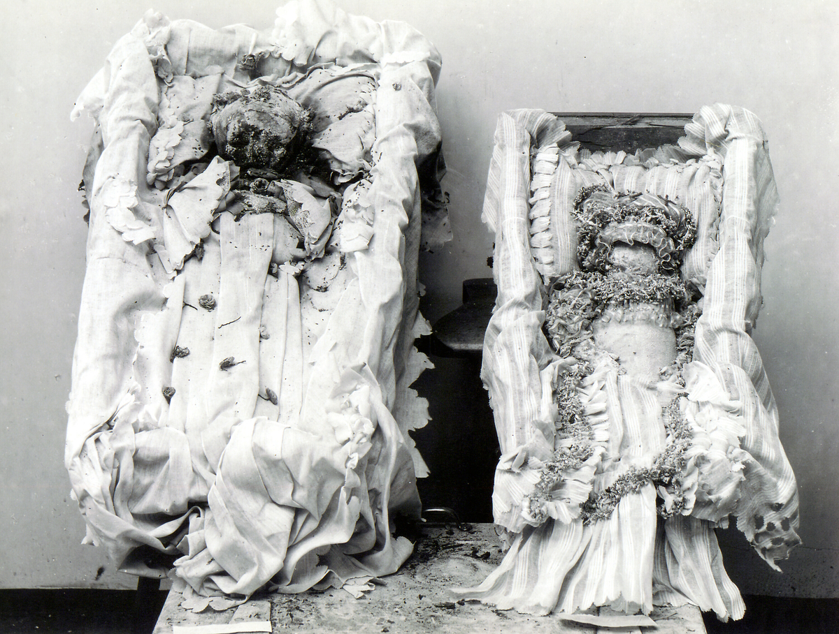 Bilde frå gravkjellaren under Bø gamle kyrkje.