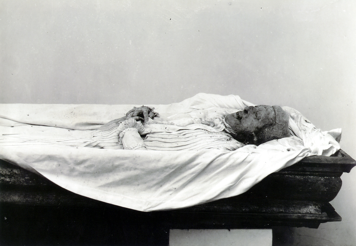 Bilde frå gravkjellaren under Bø gamle kyrkje.