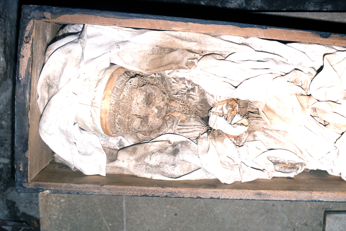 Bilde frå gravkjellaren under Bø gamle kyrkje.