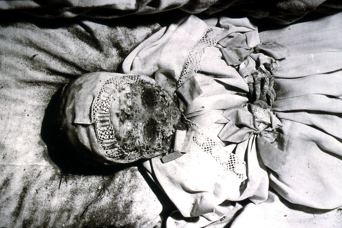 Bilde frå gravkjellaren under Bø gamle kyrkje.