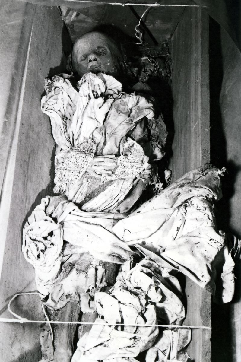 Bilde frå gravkjellaren under Bø gamle kyrkje.