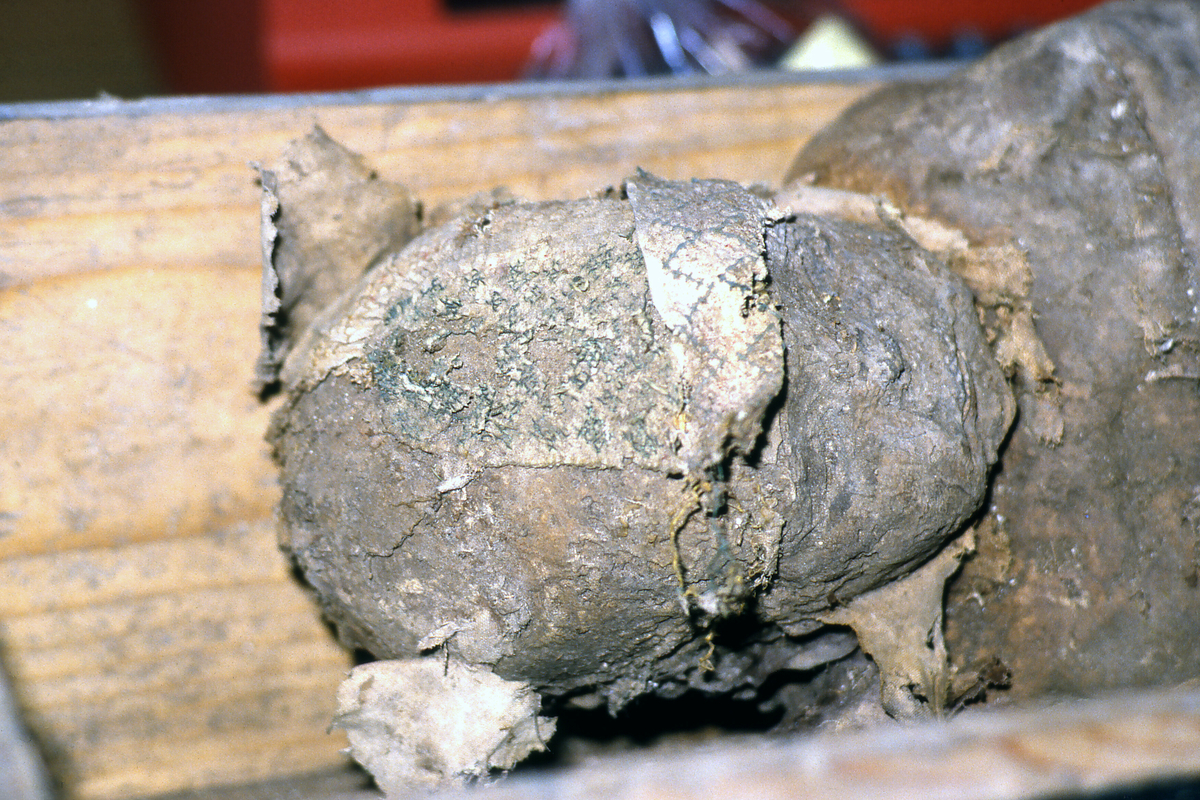 Bilde frå gravkjellaren under Bø gamle kyrkje.