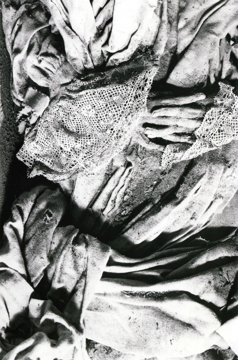 Bilde frå gravkjellaren under Bø gamle kyrkje.