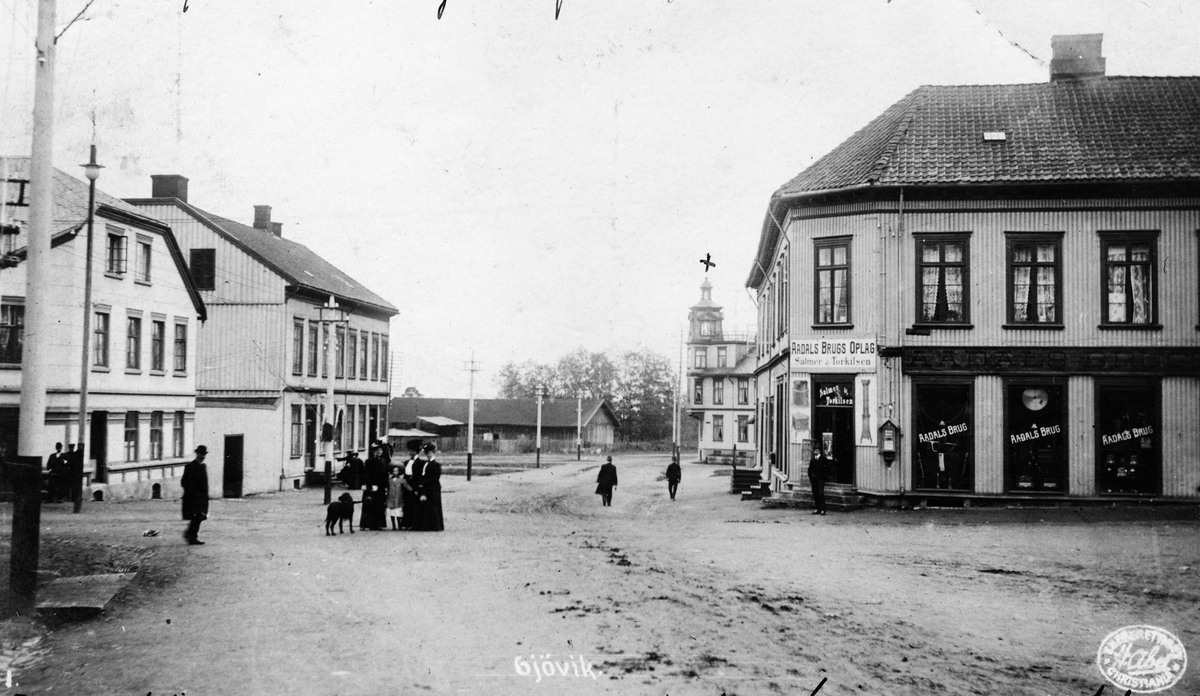 Postkort, Falkehjørnet, Haugomgården, Apotekergården, Øveråsen Motofabrikk, Victoria Hotell, Aadals Brugs Oplag Salmer & Torkilsen.