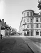 Parti av linköping, Storgatan västerut. Till höger Östergötlands Enskilda Bank. Bankhuset uppfördes år 1879 efter ritningar av Fredrik Olaus Lindström.