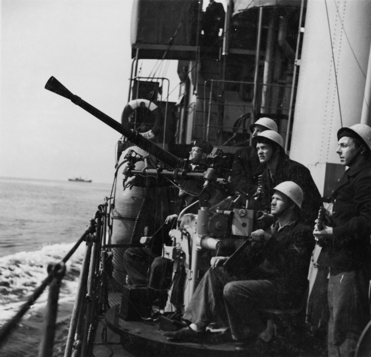 Konvojering längs Sveriges östkust krigsåret 1940. Luftvärnsbesättning, troligen på en hjälpkryssare.