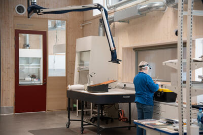 Konservator Vigdis Vingelsgaard konserverer et skrin i Anno bevaringssenter.