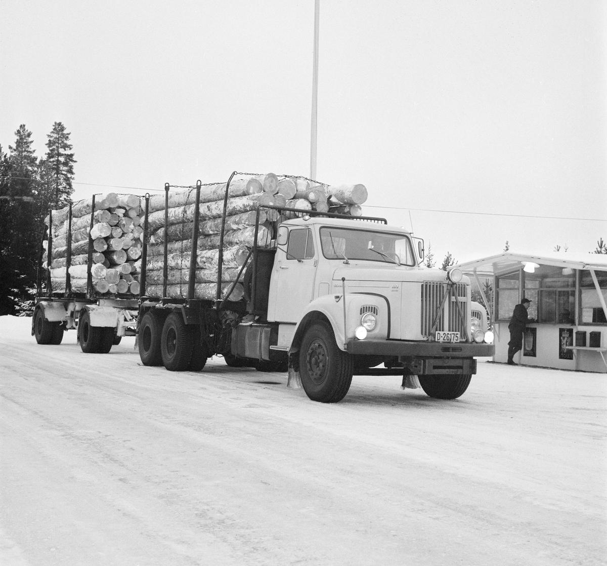 Transport av tømmer med lastebil fra Sverige til Norge. Trysil, Hedmark.