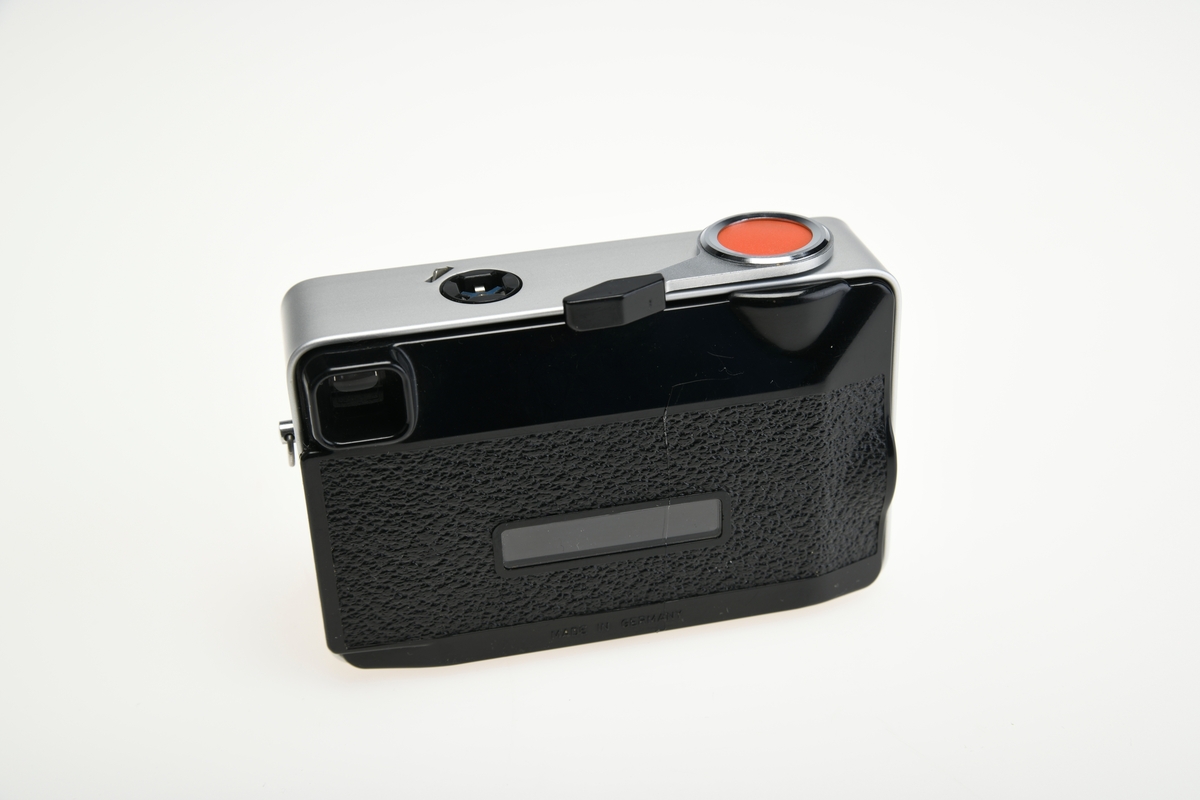 Et enkelt kompaktkamera for 126 kassettfilm fra Agfa, med et fastfokus 42mm objektiv. Bildestørrelsen på filmen er på 28x28mm. Luke bak på kameraet til filmkassetten. Blitssko på toppen til blitskube. Ring på objektivet for å velge mellom 2 lukkertider, merket med symboler for sol og sky. Utløserknappen er av typen "sensor" og er myk for å begrense vibrasjoner. Bak på filmluken er det et vindu for å se hvor mye film som er igjen. Kameraet har en veske i plast med nakkestropp.