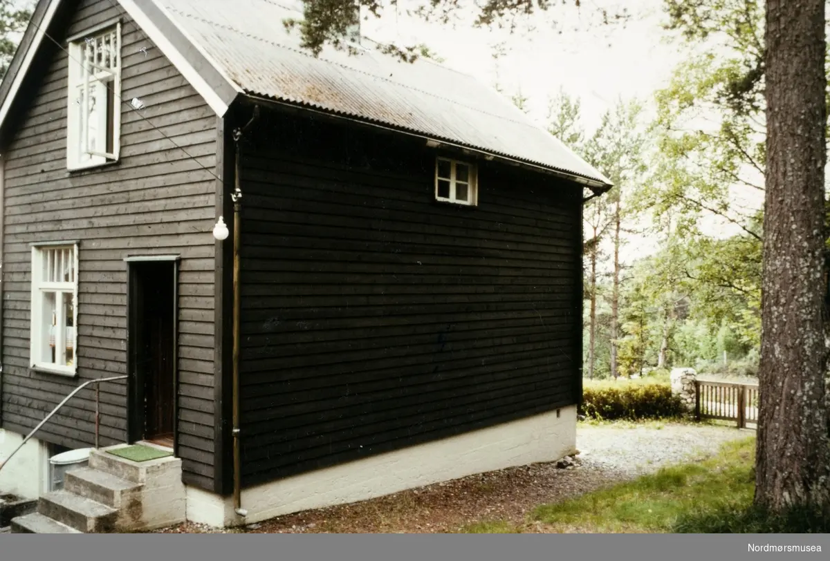 Foto av et brunt bolighus. Usikkert hvor og når bildet er tatt. Fra Fru Williams fotoalbum. Eier av originalmaterialet er Gunnar Williams. Fra Nordmøre museums fotosamlinger.