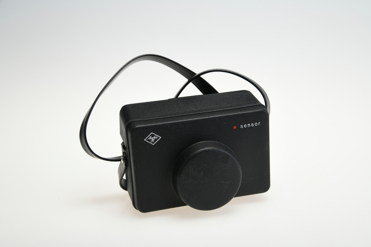 Et enkelt kompaktkamera for 126 kassettfilm fra Agfa, med et fastfokus 42mm objektiv. Bildestørrelsen på filmen er på 28x28mm. Luke bak på kameraet til filmkassetten. Blitssko på toppen til blitskube. Ring på objektivet for å velge mellom 2 lukkertider, merket med symboler for sol og sky. Utløserknappen er av typen "sensor" og er myk for å begrense vibrasjoner. Bak på filmluken er det et vindu for å se hvor mye film som er igjen. Kameraet har en veske i plast med nakkestropp.