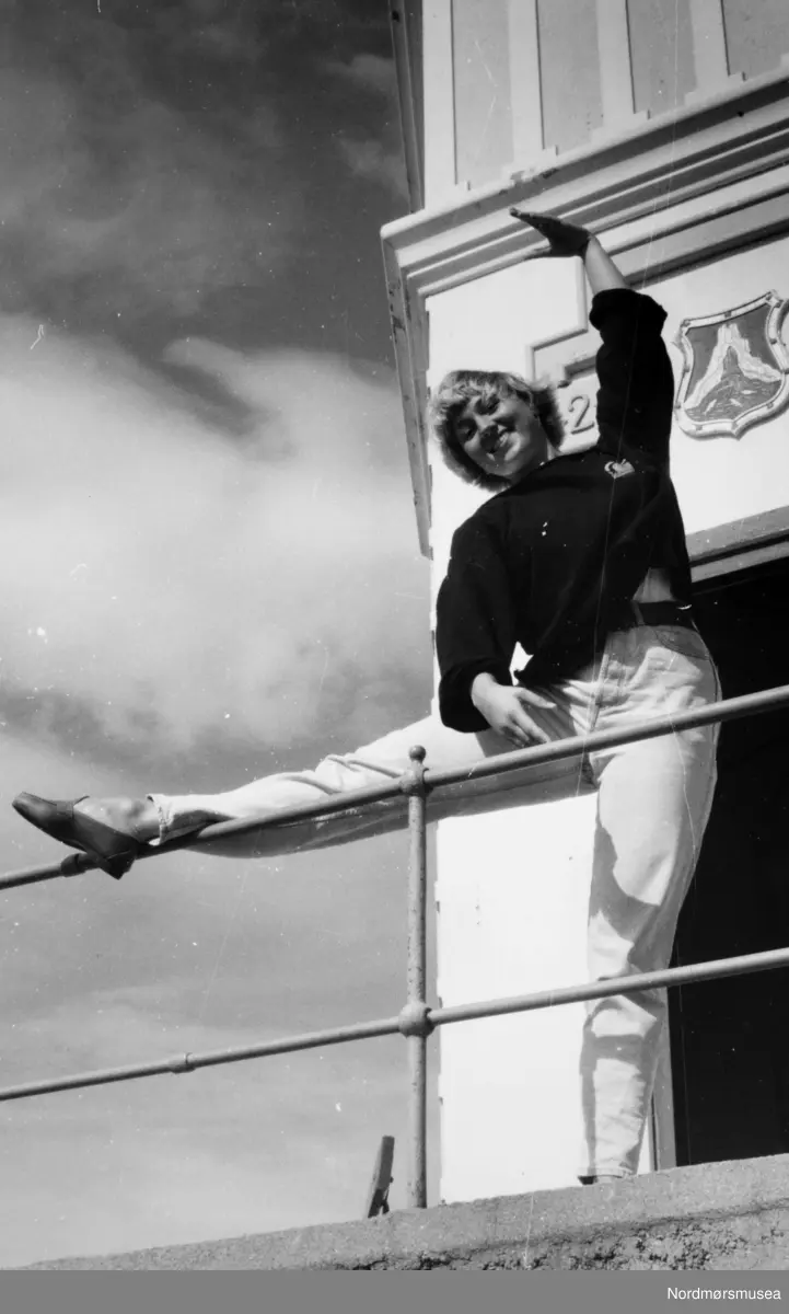 Marit Grytnes. Danser ved Varden.
Bildet er fra avisa Tidens Krav sitt arkiv i tidsrommet 1970-1994. Nå i Nordmøre museums fotosamling.