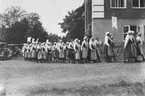 Marsch till barnsjukhuset den 20 juni 1930. Folkdräkter. Bilder från Barnsjukhusets invigning i Linköping. Invigningen av Blåklintshemmet år 1931. Bilder från Blåklintshemmets invigning år 1931.