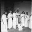 Luciatåg i Gränna 1972. En liten lucia sitter nedanför en vuxen lucia.
