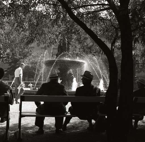 Sundsvallsbilder från den 22 augusti 1959 (då Hilding hämtade mormor). Fontänen i Vängåvan, som är en park i Stenstaden i centrala Sundsvall, anlagd i slutet av 1800-talet. Här sitter några män med hatt och vilar och samtalar i skuggan under träden.