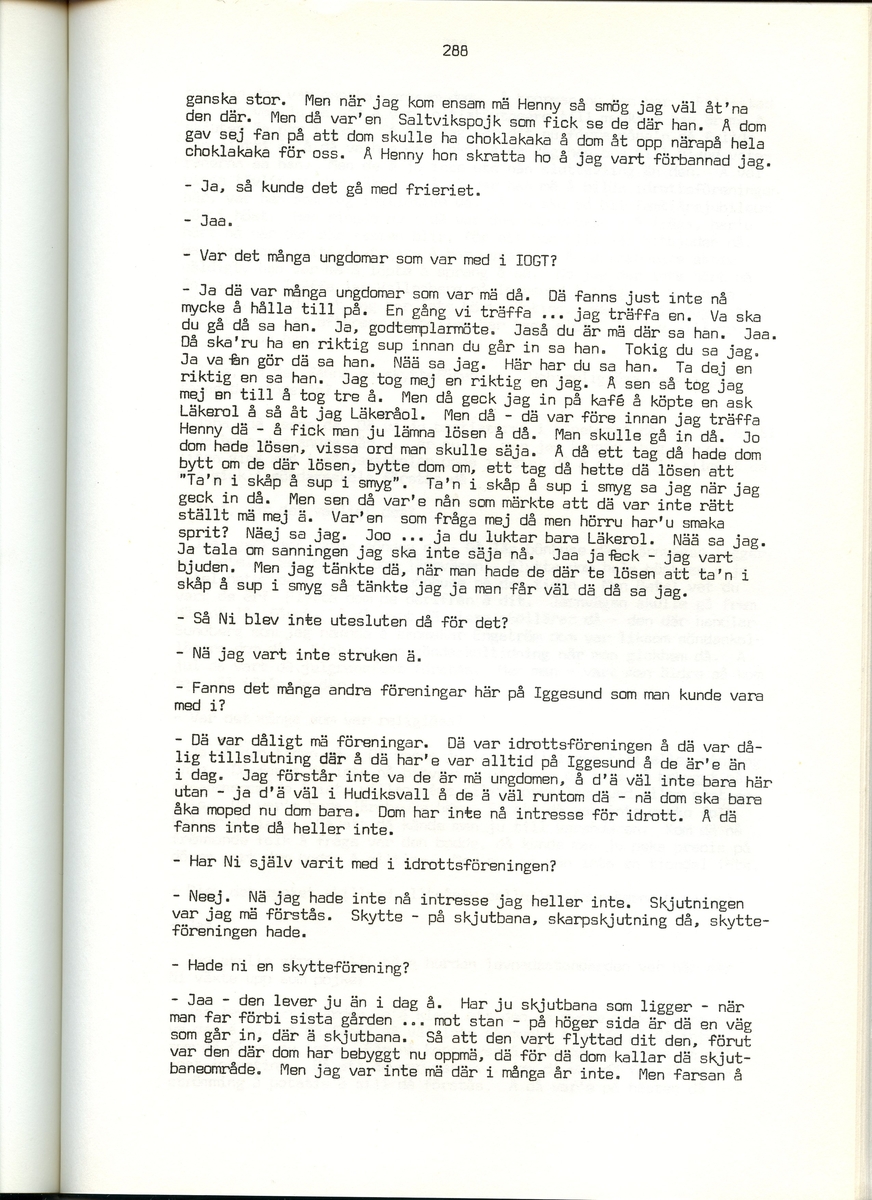 Ernst Karlsson, född 1901, berättar om sina minnen från Iggesund, Hälsingland. Intervjun är utförd av Barbro Bursell 1971.