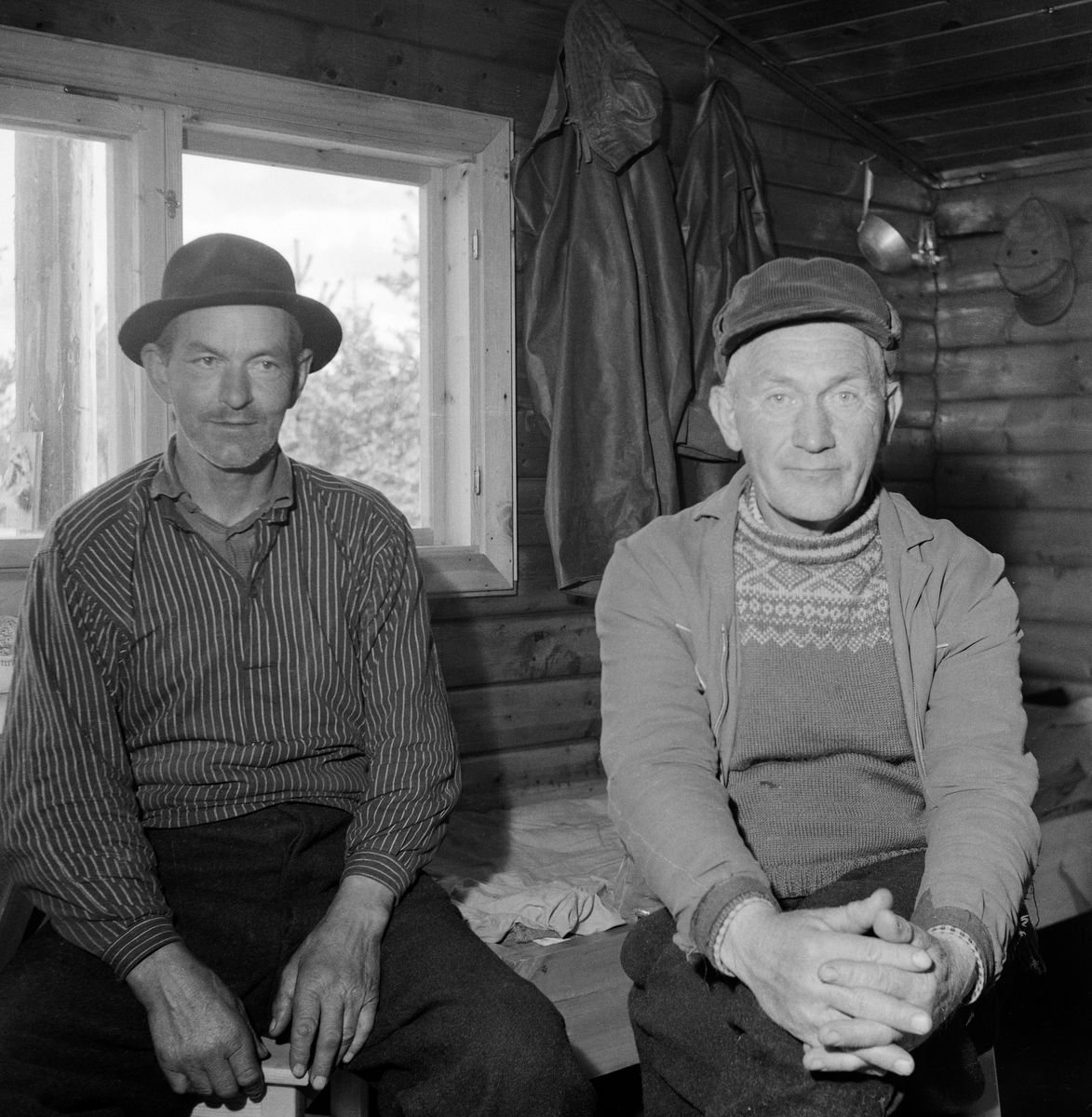 Fløtere har pause i forbindelse med fløting på Osensjøen. Bildet antas å være tatt i Søre Osen i Trysil kommune, Hedmark.